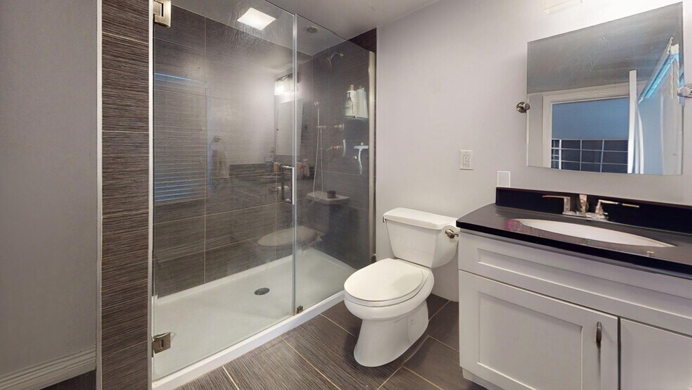 Building Photo - 215 Bolton St