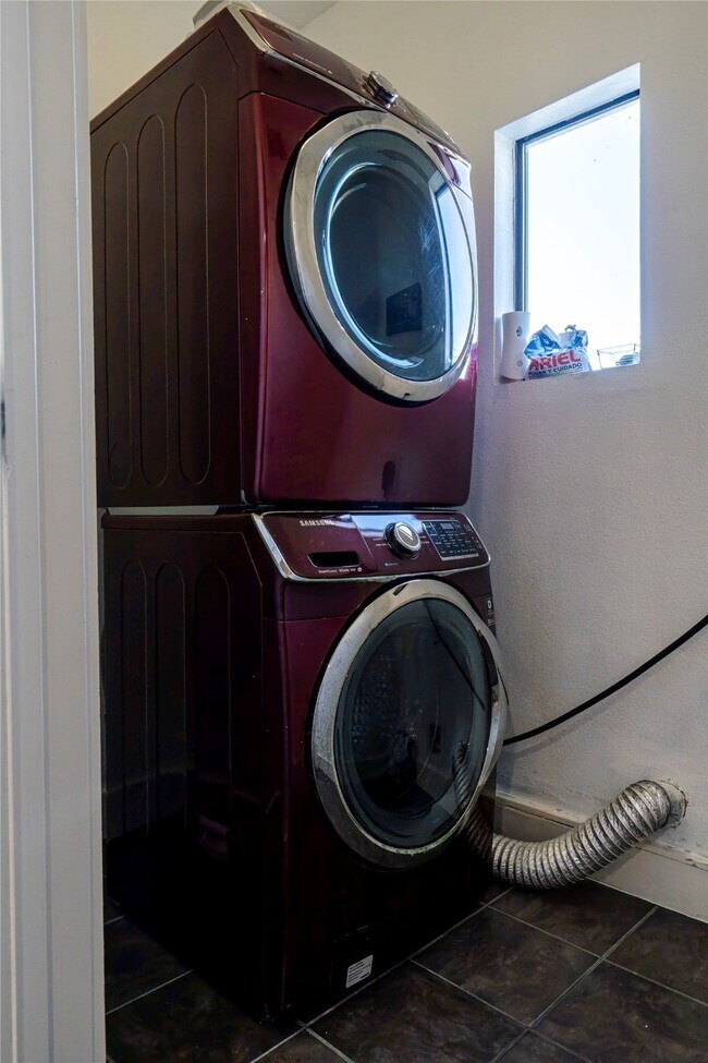 Building Photo - 1205 Summer St