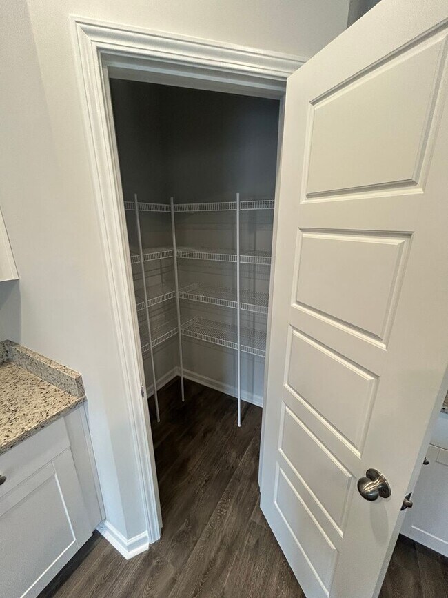 Building Photo - Field View 4BD/ 2BA