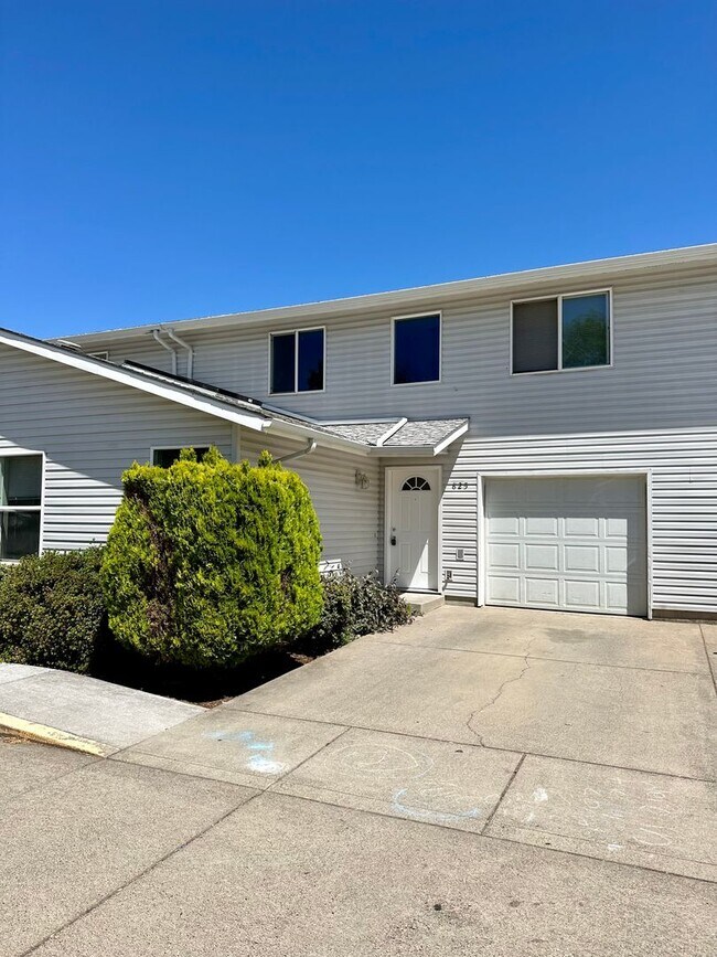 Building Photo - 825 Morse Ave SW