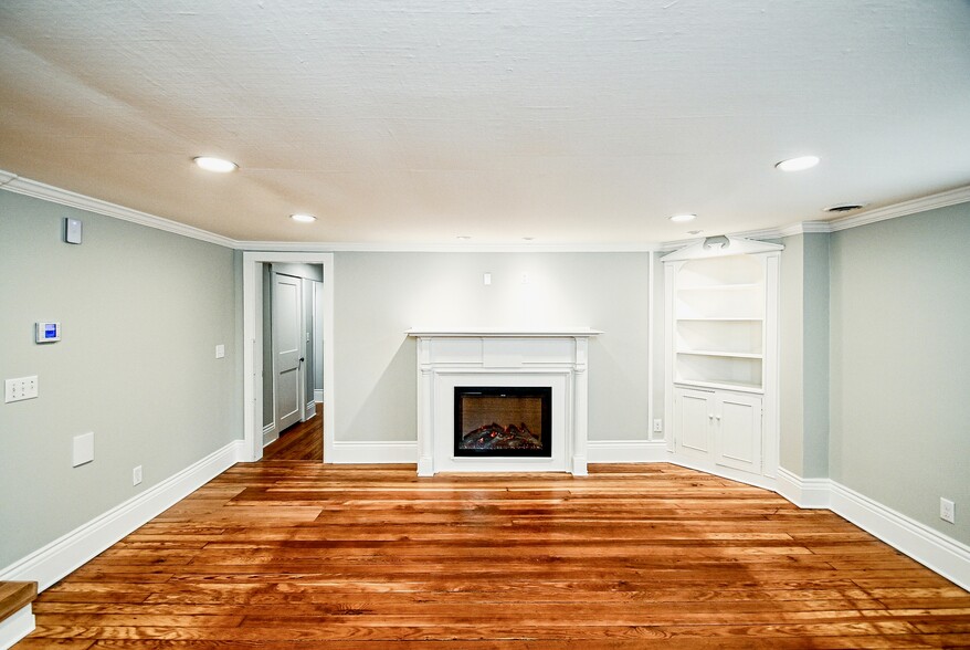 Primary Photo - 171 1/2 Lincoln Way E