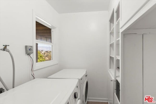 Building Photo - 2258 Moreno Dr