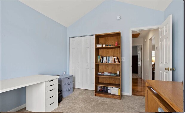 Building Photo - Spacious 3/2 Available Now!