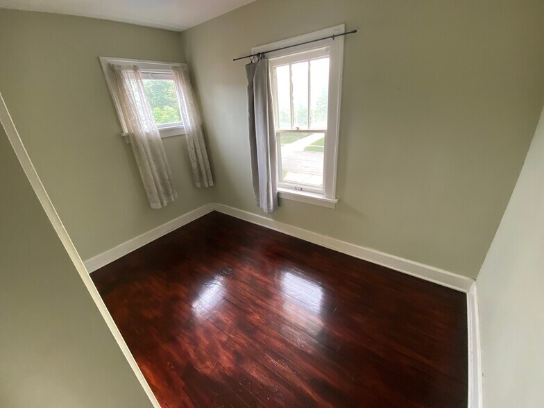 Building Photo - 377 Parkside Dr
