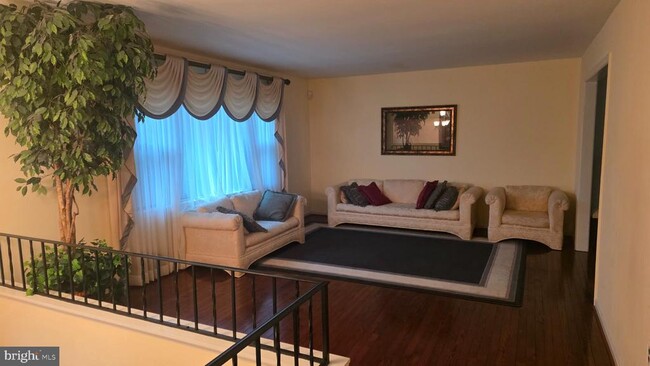 Building Photo - 8744 Valley Dr