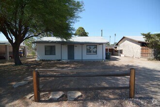 Building Photo - Freshly Updated 3 Bedroom 1 Bath Home! Cen...