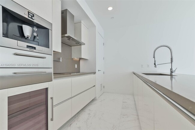 Building Photo - 17475 Collins Ave