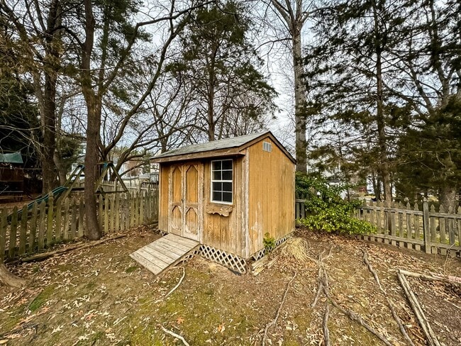 Building Photo - Fantastic 4 Bed 3.5 Bath Colonial Home Sitting On A Large Private Lot In Desired Old Bridges Estates