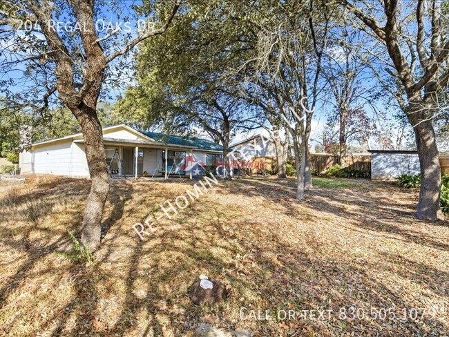 Building Photo - 204 Regal Oaks Dr