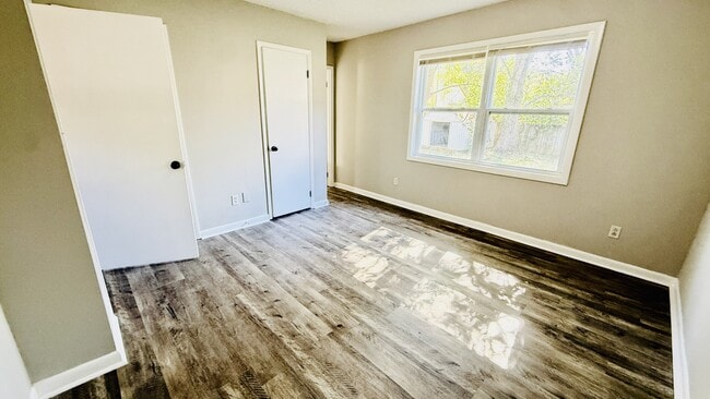 Building Photo - 2432 Yorkshire Dr SW