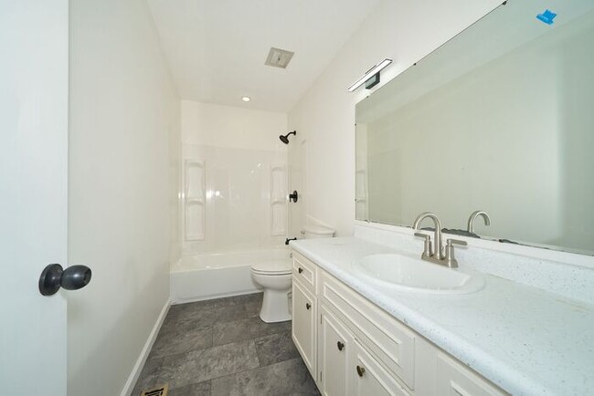 Building Photo - Spacious 3 Bedroom with Finished Basement ...