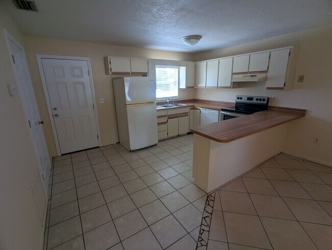 Building Photo - 824 N St Clair Abrams Ave