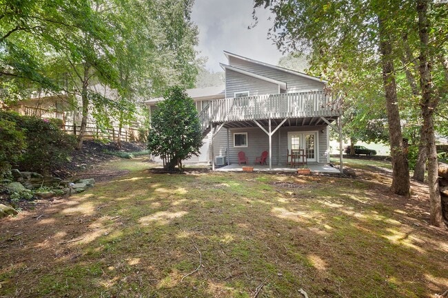 Building Photo - Spacious 3/2.5 Split Level w/ Large Bonus Room and Private Backyard!
