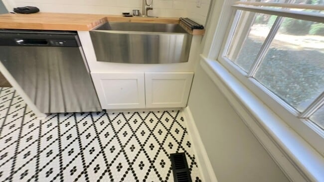 Building Photo - Bright & Modern Renovated 1-Bedroom Condo in Heathwood Court