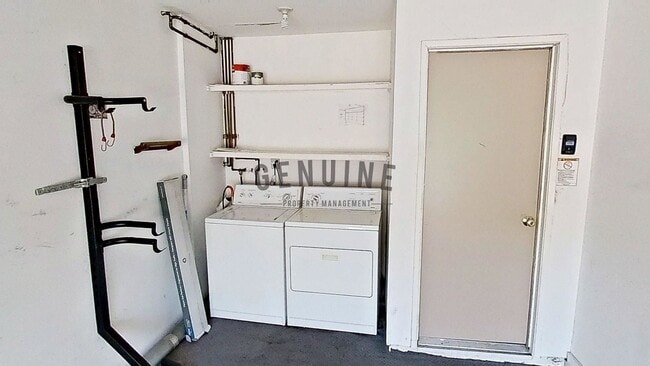 Building Photo - Upstairs Spacious 1Bd Condo w/attached Garage