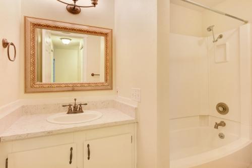 Building Photo - 2 bedroom in Bellevue WA 98007