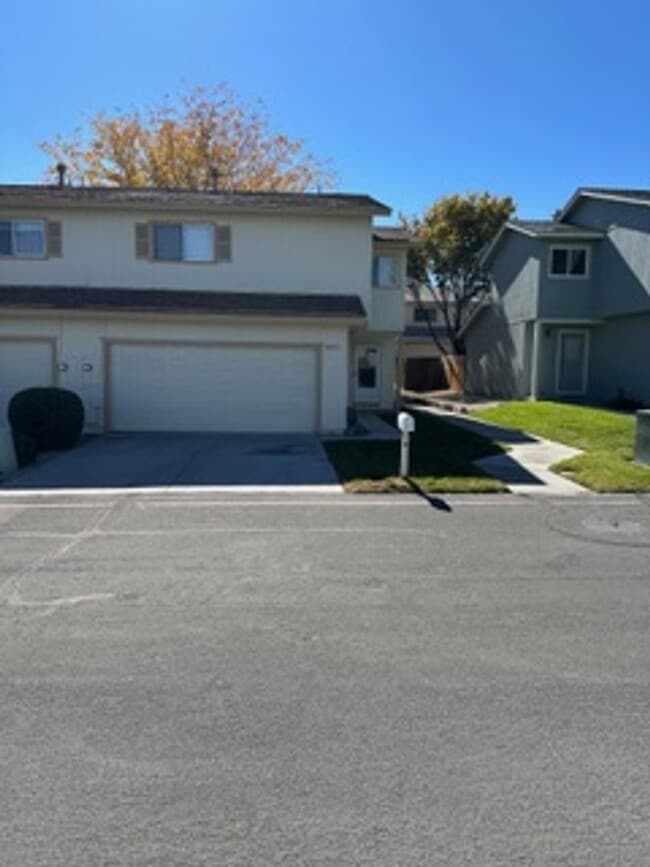 Building Photo - 3 Bed, 2.5 bath home in Carson City, Available 11/11