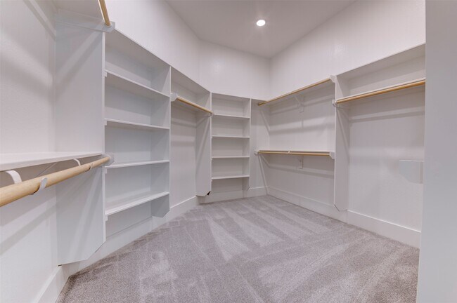 Building Photo - 5138 Rosslyn Rd