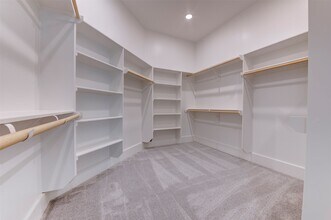 Building Photo - 5138 Rosslyn Rd
