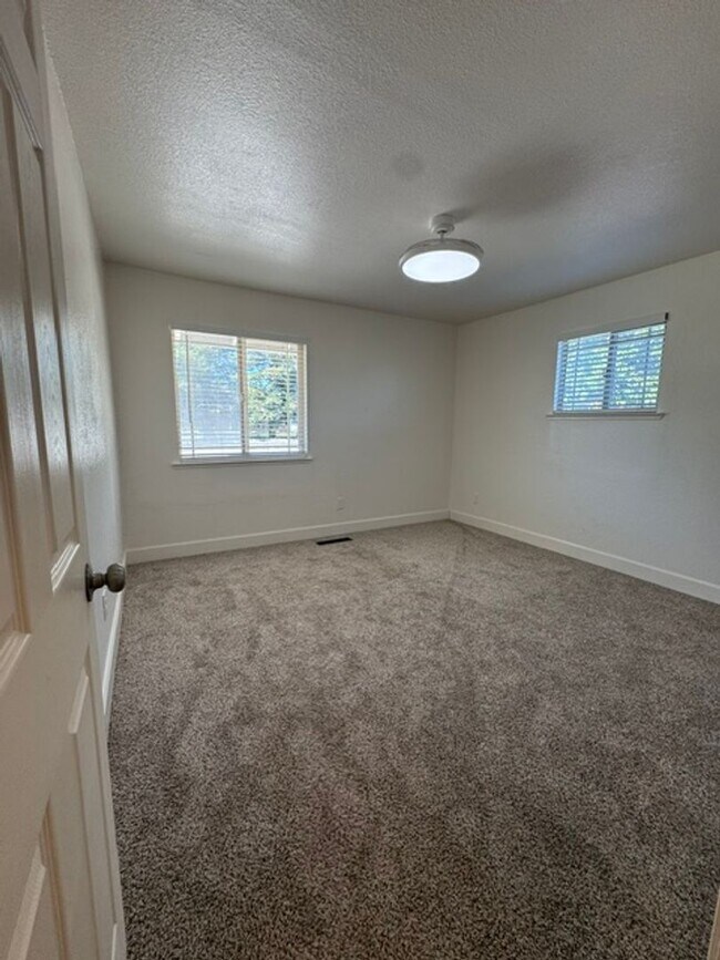 Building Photo - Beautiful 4 Bedroom 2 Bathroom Home with Solar!