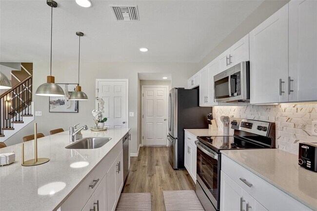 Building Photo - 2405 Oakwood Ln