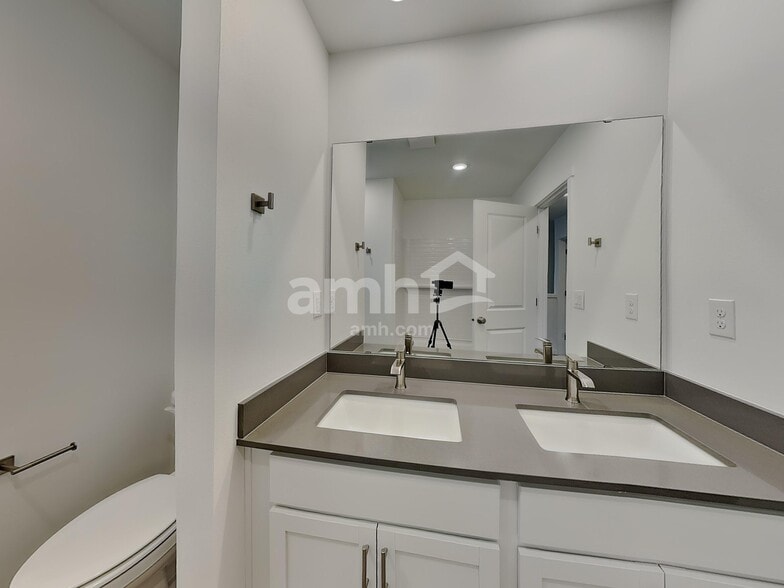 Building Photo - 5020 Washington St SE