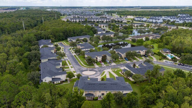 Building Photo - Town House 3 Bedroom and /2.5 Bathrooms. At Lee Vista area gated Community.