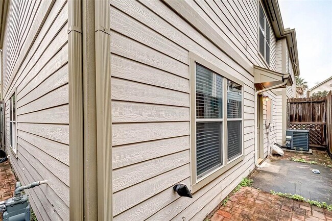 Building Photo - 1718 Redwing Cove Dr