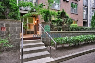 Building Photo - "Charming 1-Bedroom Condo in Redmond: Cozy Living with Modern Comfort at 641 Sq Ft!"