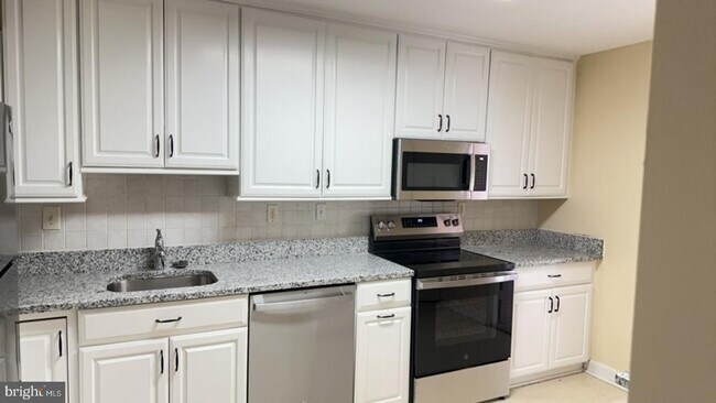 Building Photo - 203 Yoakum Pkwy