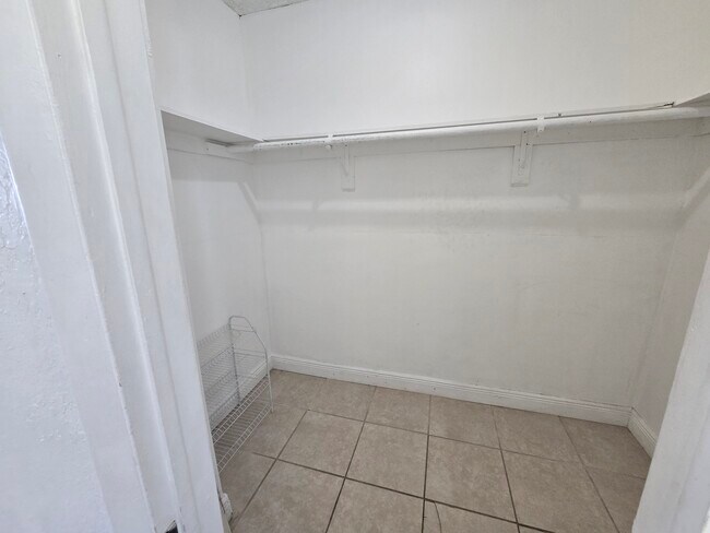 Building Photo - 1305 W 53rd St