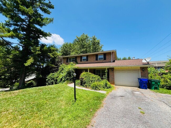 Building Photo - 616 Broce Dr