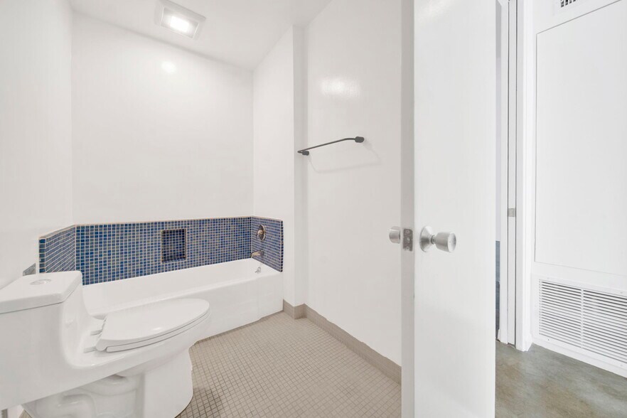 Building Photo - 1147 N Clark St