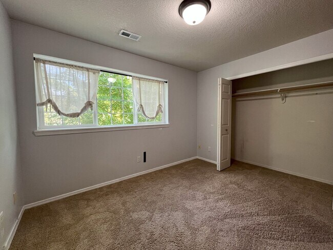 Building Photo - Charming 3-Bedroom Home with Open Layout, ...
