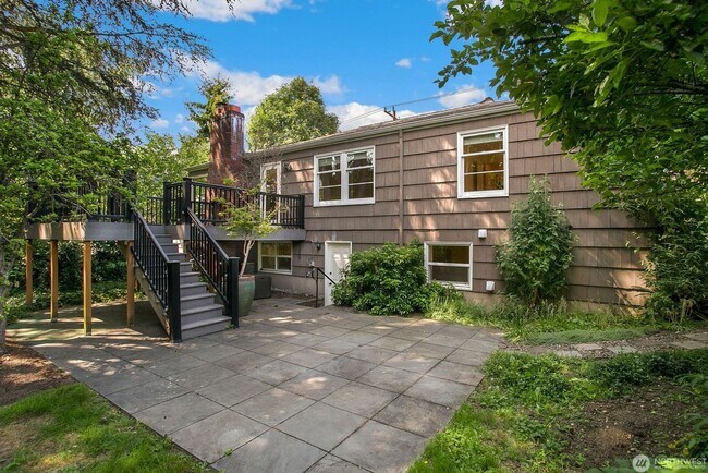 Building Photo - 4021 NE 60th St