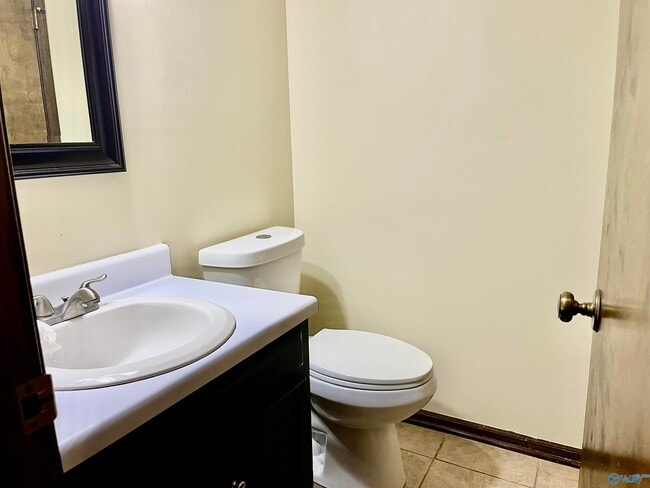 Building Photo - 2221 Westmead Dr SW