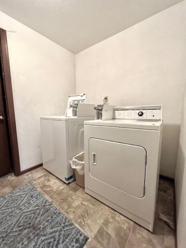 Building Photo - 6455 Yvonne Way