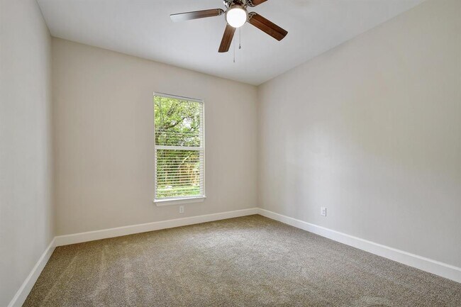 Building Photo - 2109 Meadow View Dr