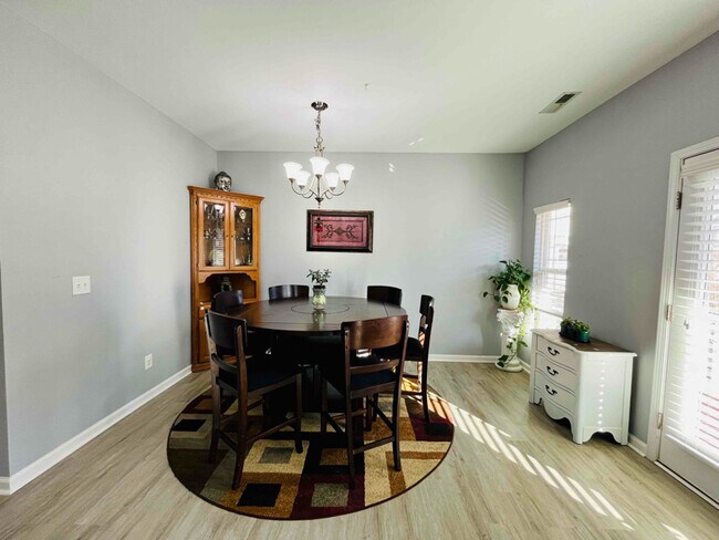 Building Photo - 876 Queen City Cres