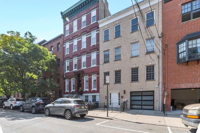 Building Photo - 88 Monroe St