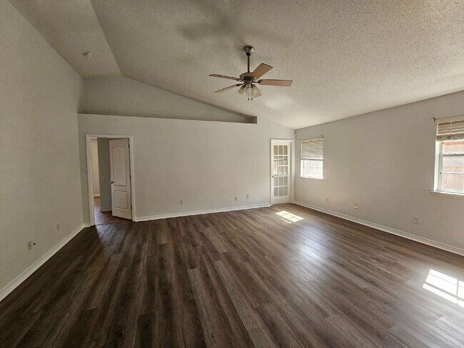 Building Photo - "Charming 3-Bedroom Gem with 2 Baths and 1,715 Sq Ft in Pensacola's Serene Airway Oaks"