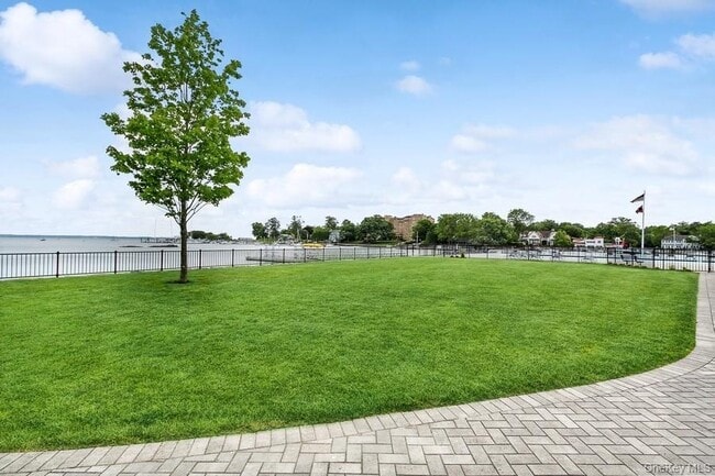 Building Photo - 921 Shore Acres Dr
