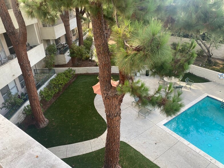 Building Photo - 10650 Holman Ave