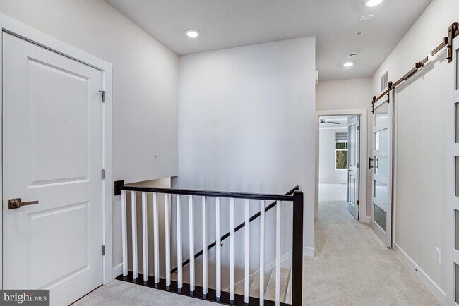 Building Photo - 45181 Drowes Ter
