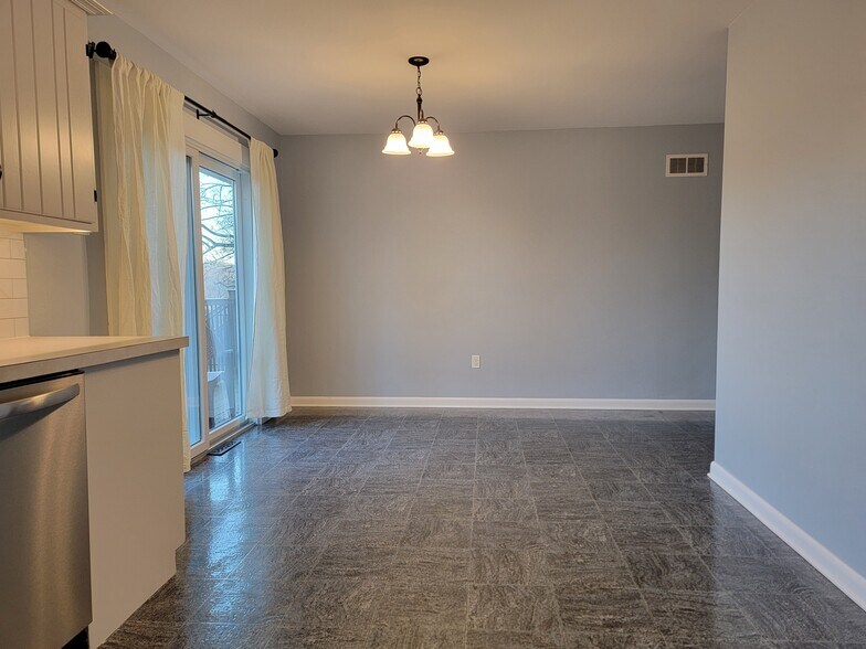 Building Photo - 40 Pine Crest Dr