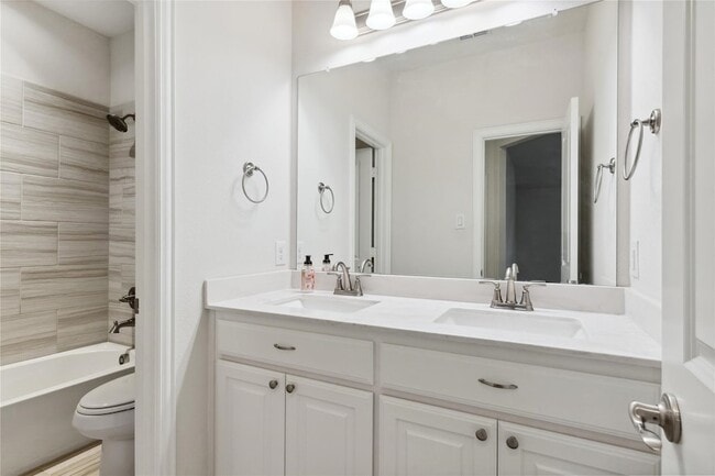 Building Photo - 717 Steppe Dr