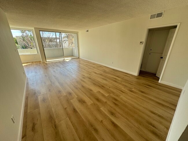 Building Photo - 1547 N Hayworth Ave