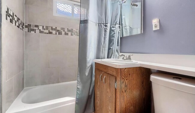 Building Photo - Huge room in a large shared home, private bathroom, great neighborhood, friendly roommates!