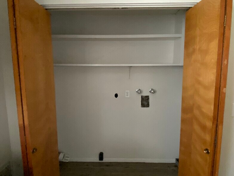 Washer/Dryer hookups - 1808 Taurus Ave