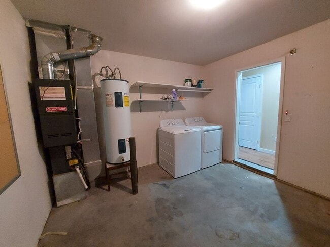 Building Photo - 3 bedroom 2 bath home with attached garage